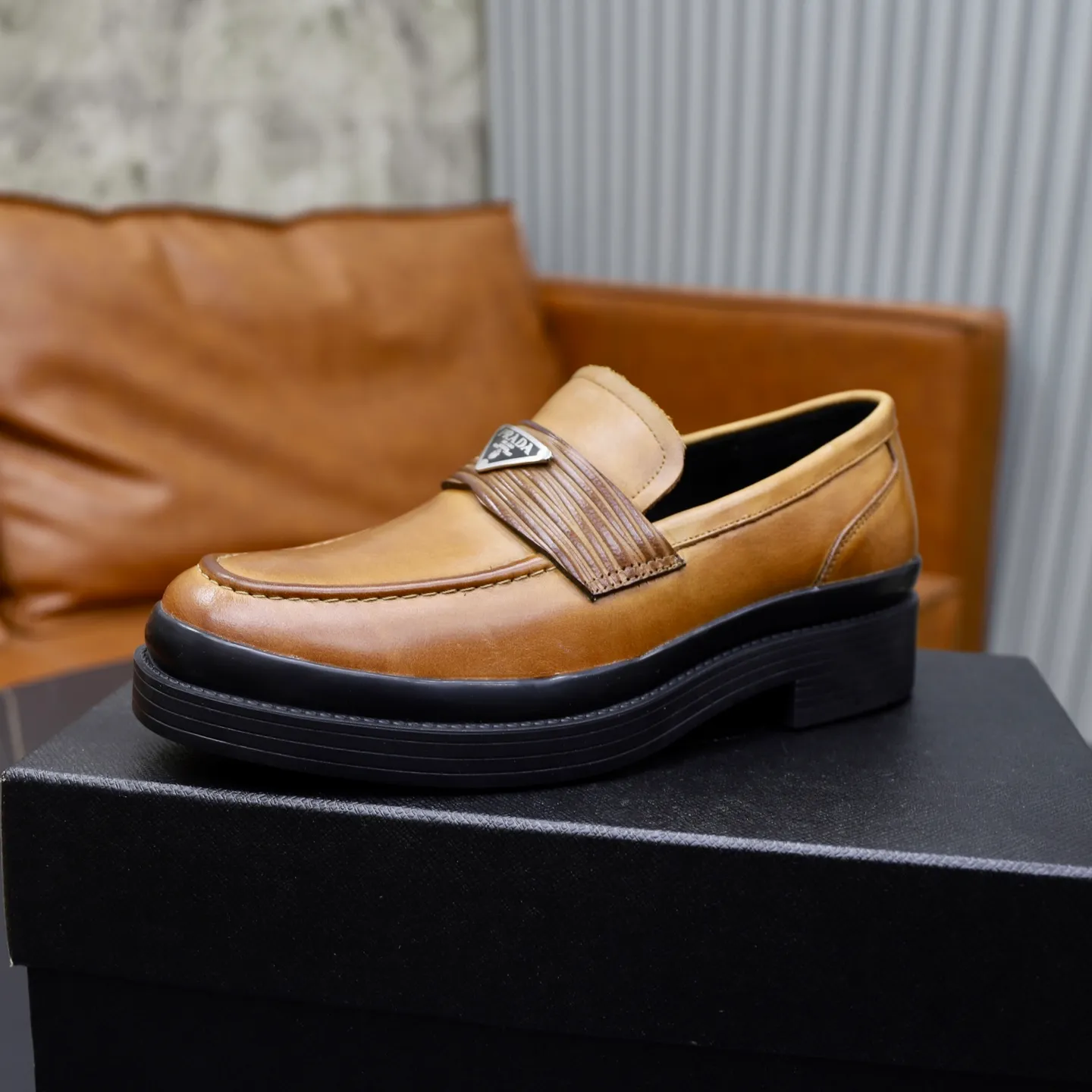 Men's shoes: 540💰🙅‍♂️🙅‍♂️🙅‍♂️ Brand: PRADA Standard code: Men's code 38-44 (45 can be customized) Grade: Same style as the official website Original order quality Material: Original cowhide surface Comfortable sheepskin lining Original outsole Style category: Men's fashionable casual leather shoes Distinguished big-name luxury elements Top luxury Color: actual picture color